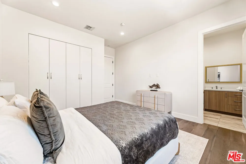 5017 Hesperia Avenue Encino, CA 91316