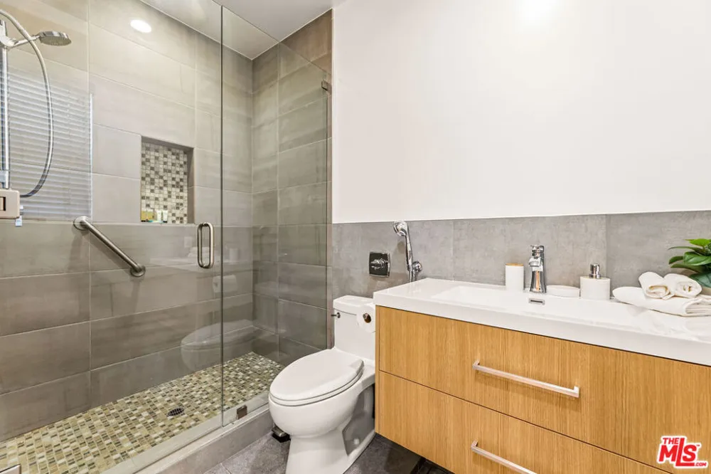 5017 Hesperia Avenue Encino, CA 91316