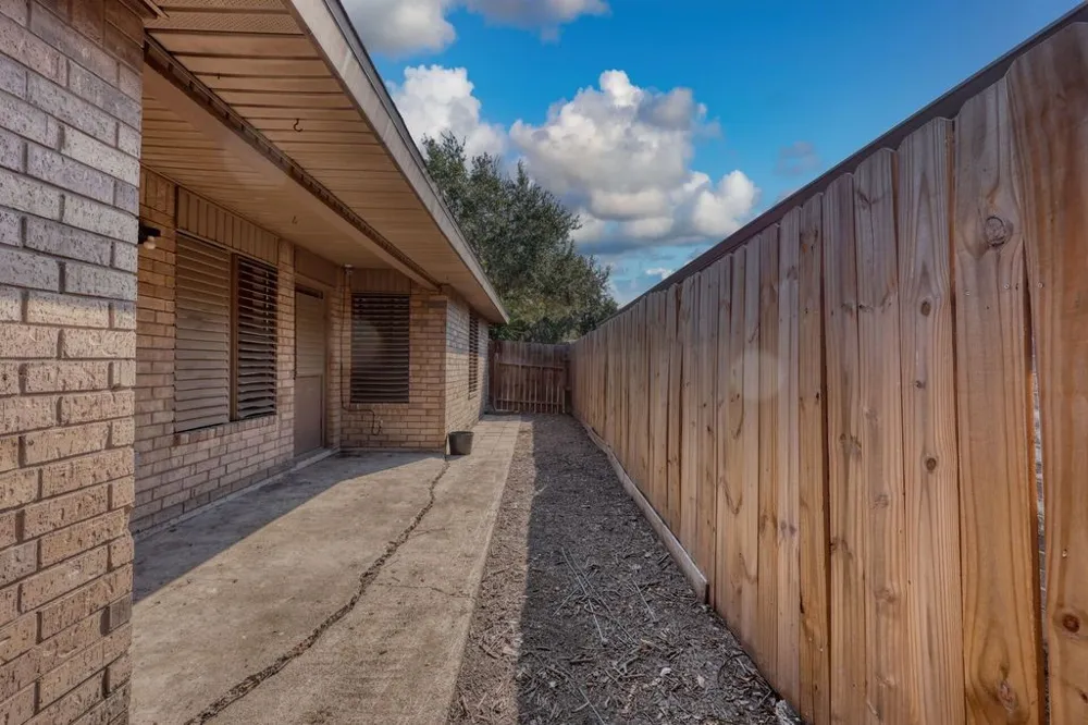 2721 Allencrest Drive Corpus Christi, TX 78415