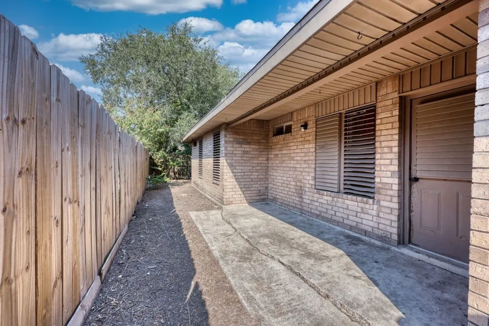 2721 Allencrest Drive Corpus Christi, TX 78415