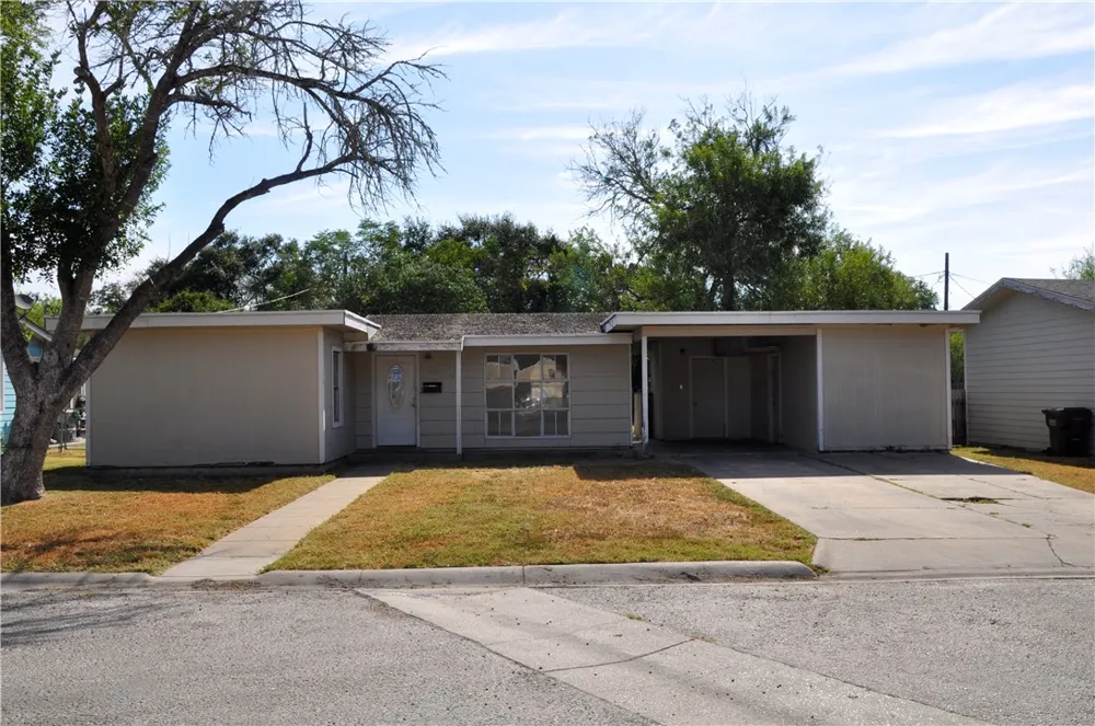 1320 W Circle Drive Kingsville, TX 78363