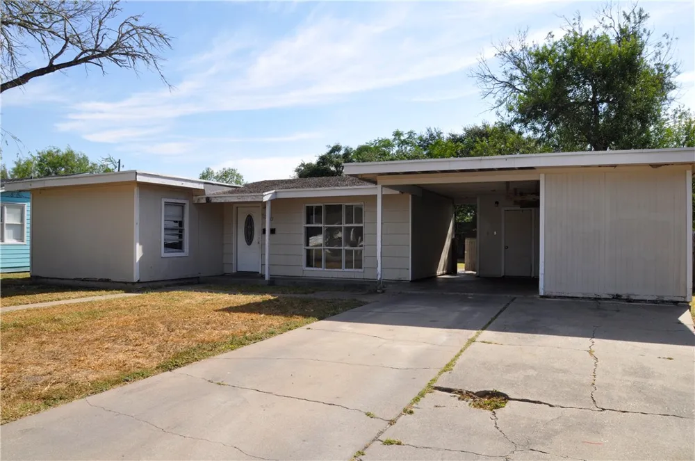 1320 W Circle Drive Kingsville, TX 78363