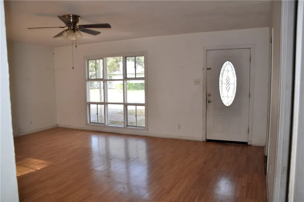 1320 W Circle Drive Kingsville, TX 78363