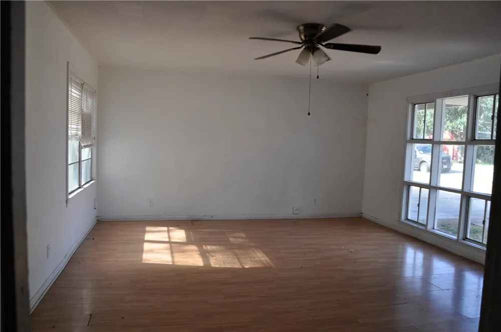 1320 W Circle Drive Kingsville, TX 78363