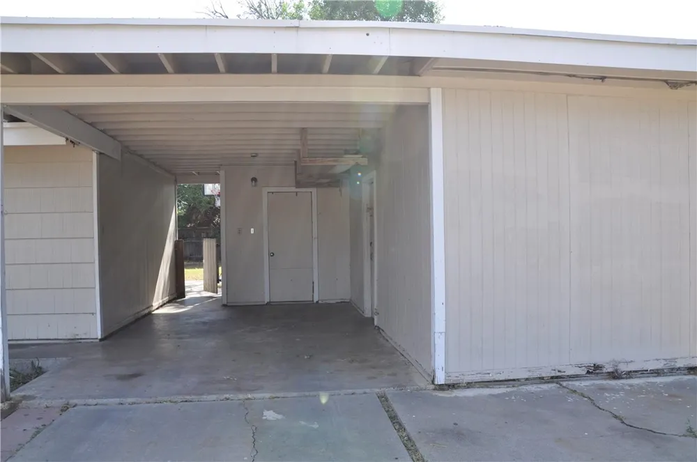1320 W Circle Drive Kingsville, TX 78363