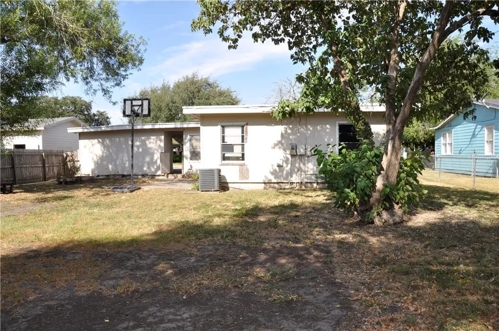 1320 W Circle Drive Kingsville, TX 78363