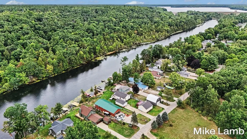 6159 E Dave Street Newaygo, MI 49337