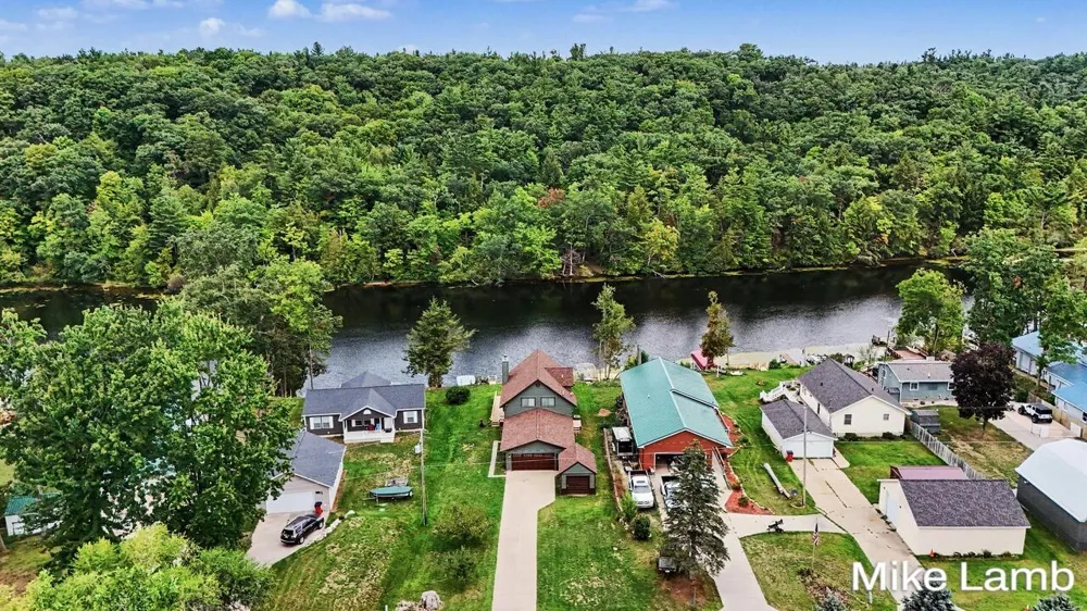 6159 E Dave Street Newaygo, MI 49337