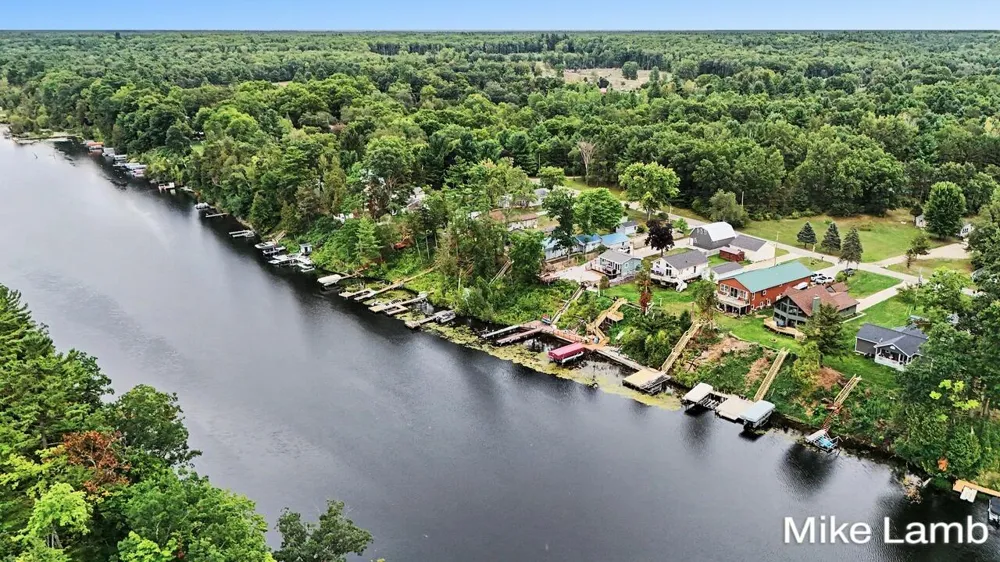 6159 E Dave Street Newaygo, MI 49337
