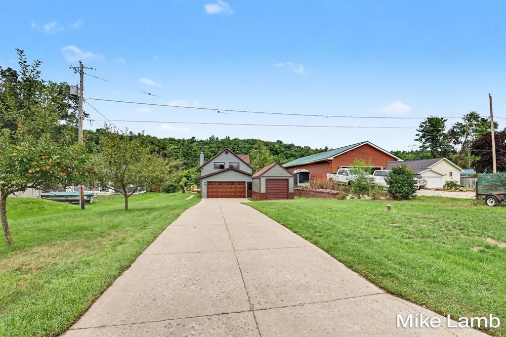 6159 E Dave Street Newaygo, MI 49337
