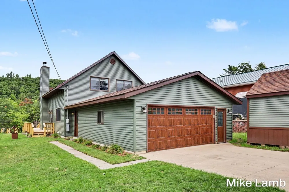 6159 E Dave Street Newaygo, MI 49337