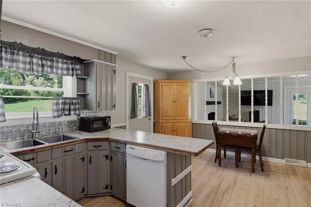 3438 E Pine Street Mount Airy, NC 27030