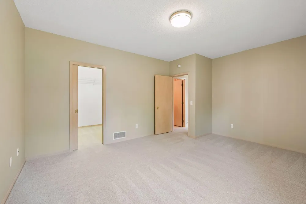 7063 Oak Pointe Curve Bloomington, MN 55438