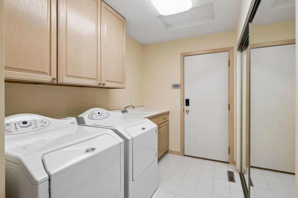 7063 Oak Pointe Curve Bloomington, MN 55438