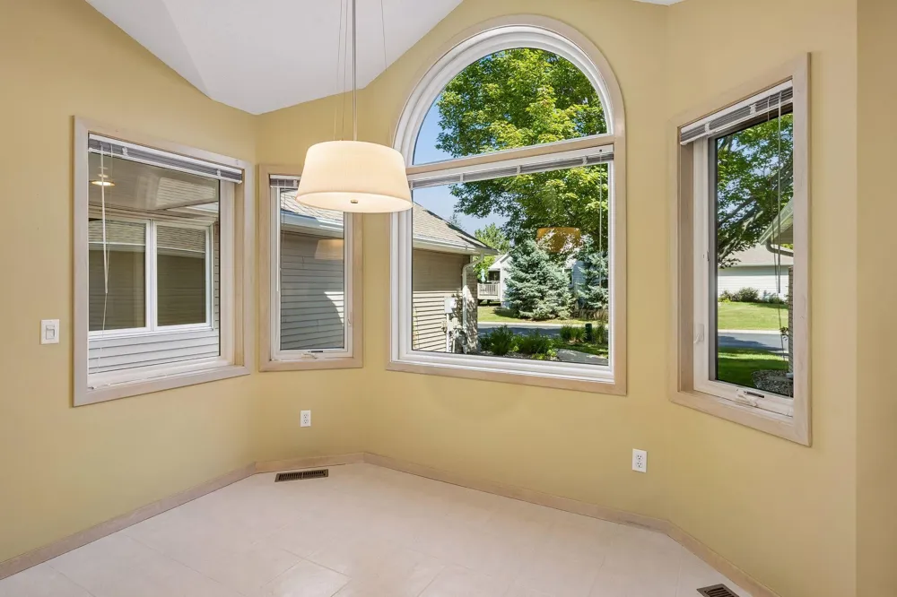 7063 Oak Pointe Curve Bloomington, MN 55438