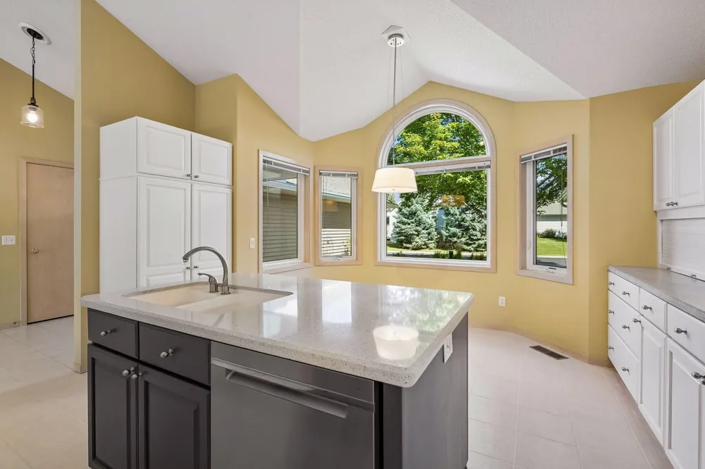 7063 Oak Pointe Curve Bloomington, MN 55438