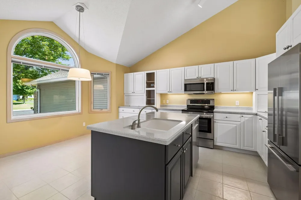 7063 Oak Pointe Curve Bloomington, MN 55438