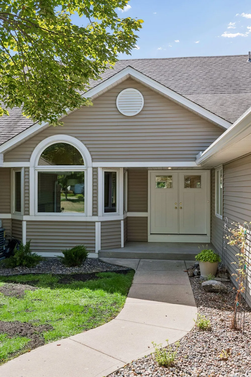 7063 Oak Pointe Curve Bloomington, MN 55438