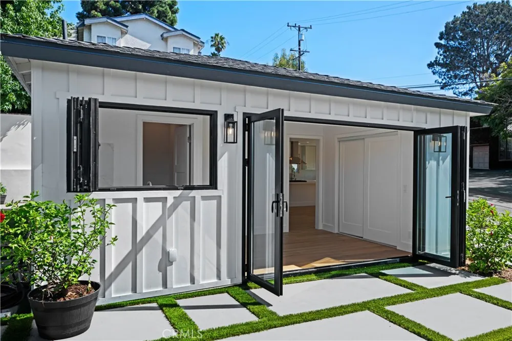 1561 2nd St Street Manhattan Beach, CA 90266