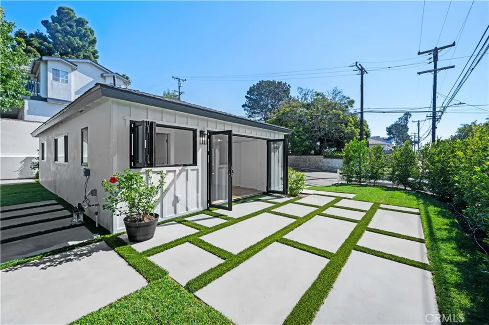 1561 2nd St Street Manhattan Beach, CA 90266