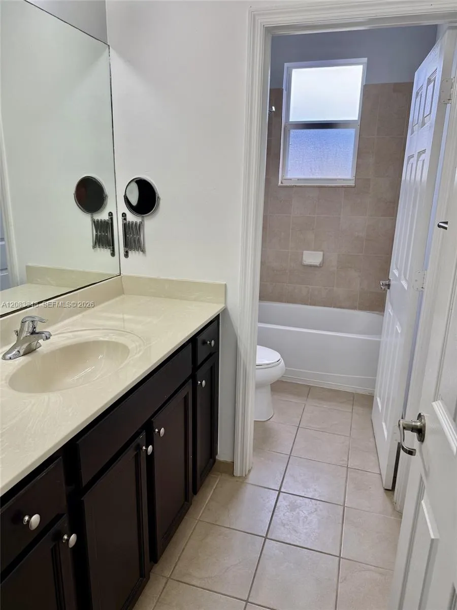 17081 SW 94th Way Miami, FL 33196