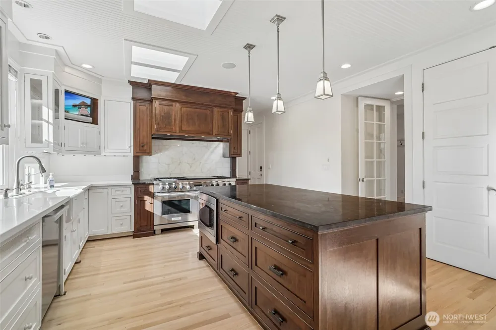 8975 NE 10th Street Bellevue, WA 98004