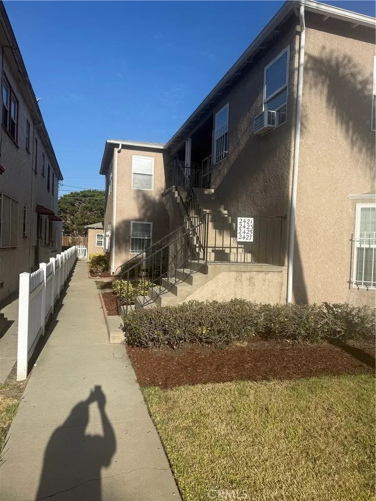 2421 Magnolia Long Beach, CA 90806