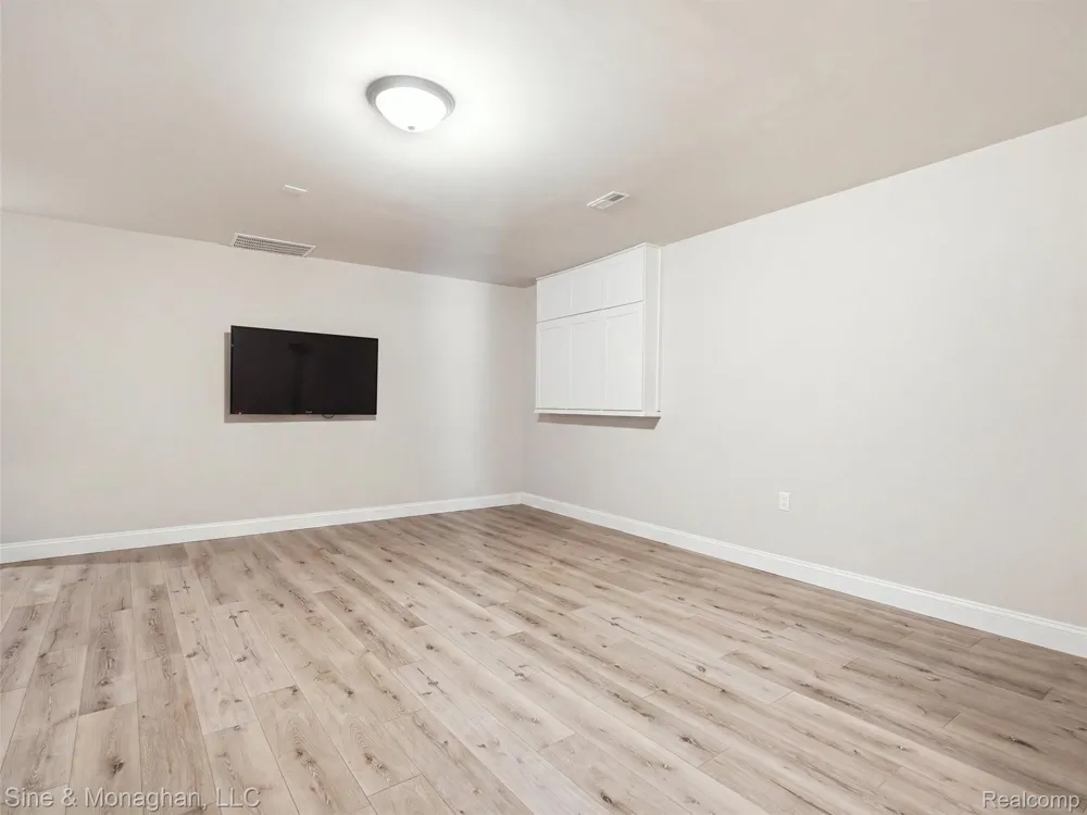 24827 Ivy Novi City, MI 48375