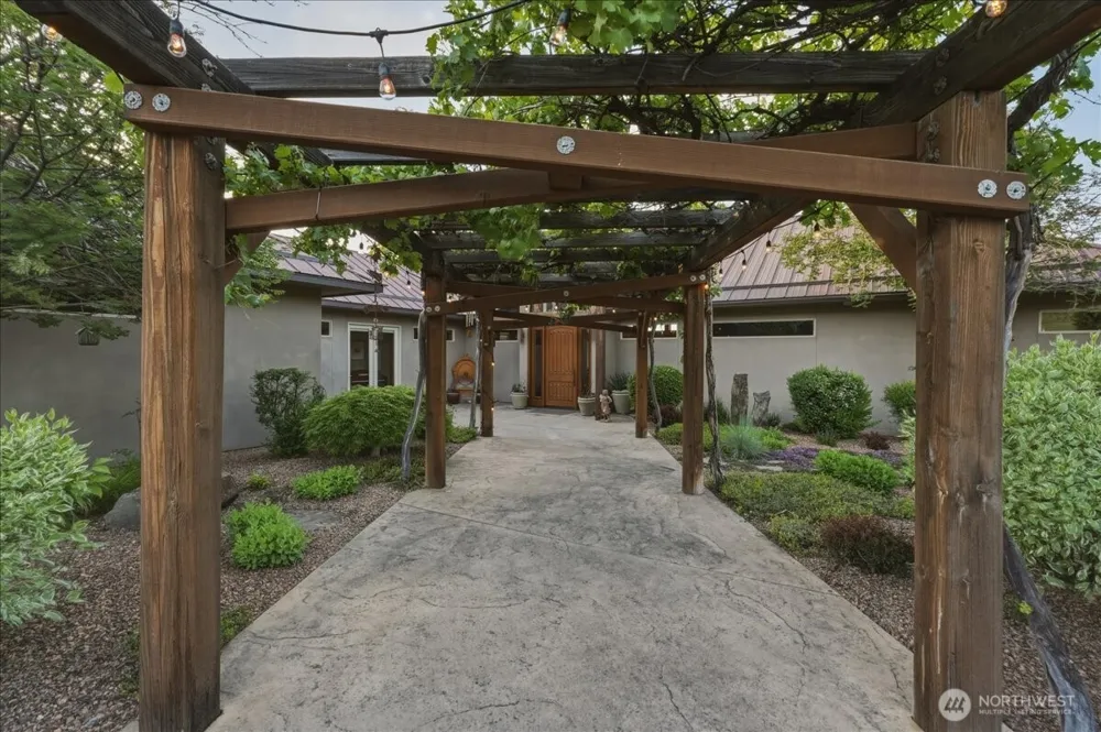 825 Hawks Meadow Road Chelan, WA 98816