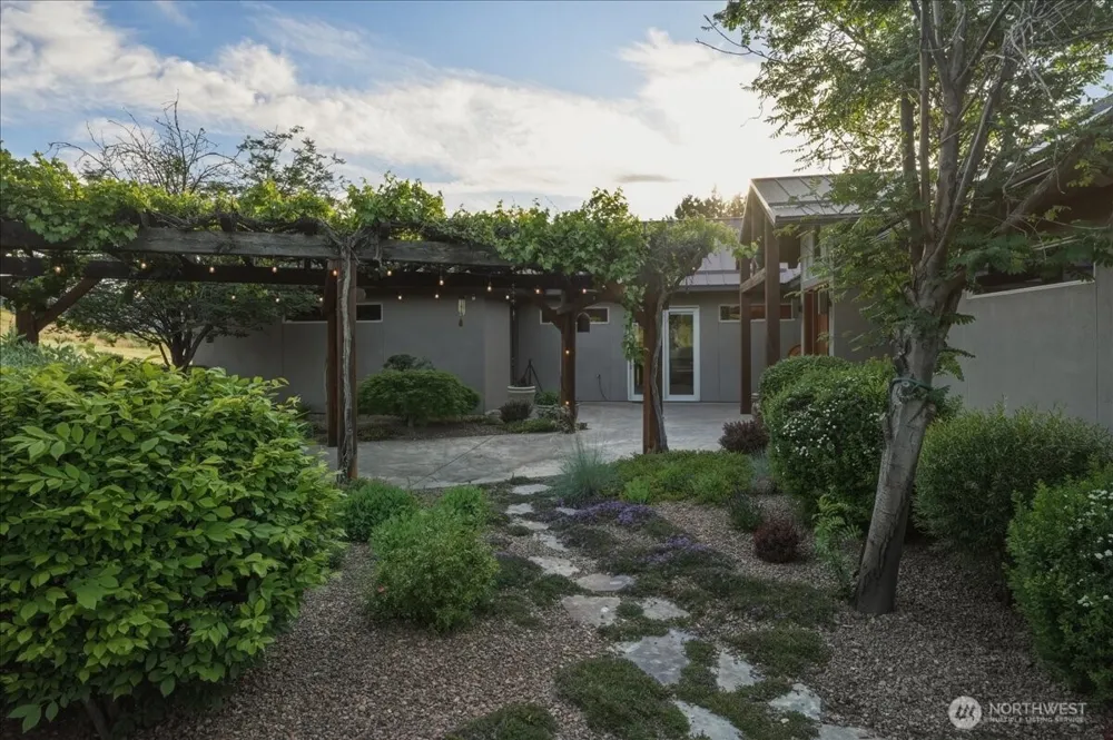 825 Hawks Meadow Road Chelan, WA 98816