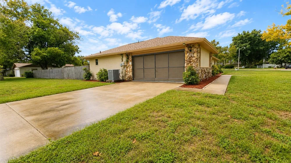 35025 RAINTREE DR Fruitland Park, FL 34731