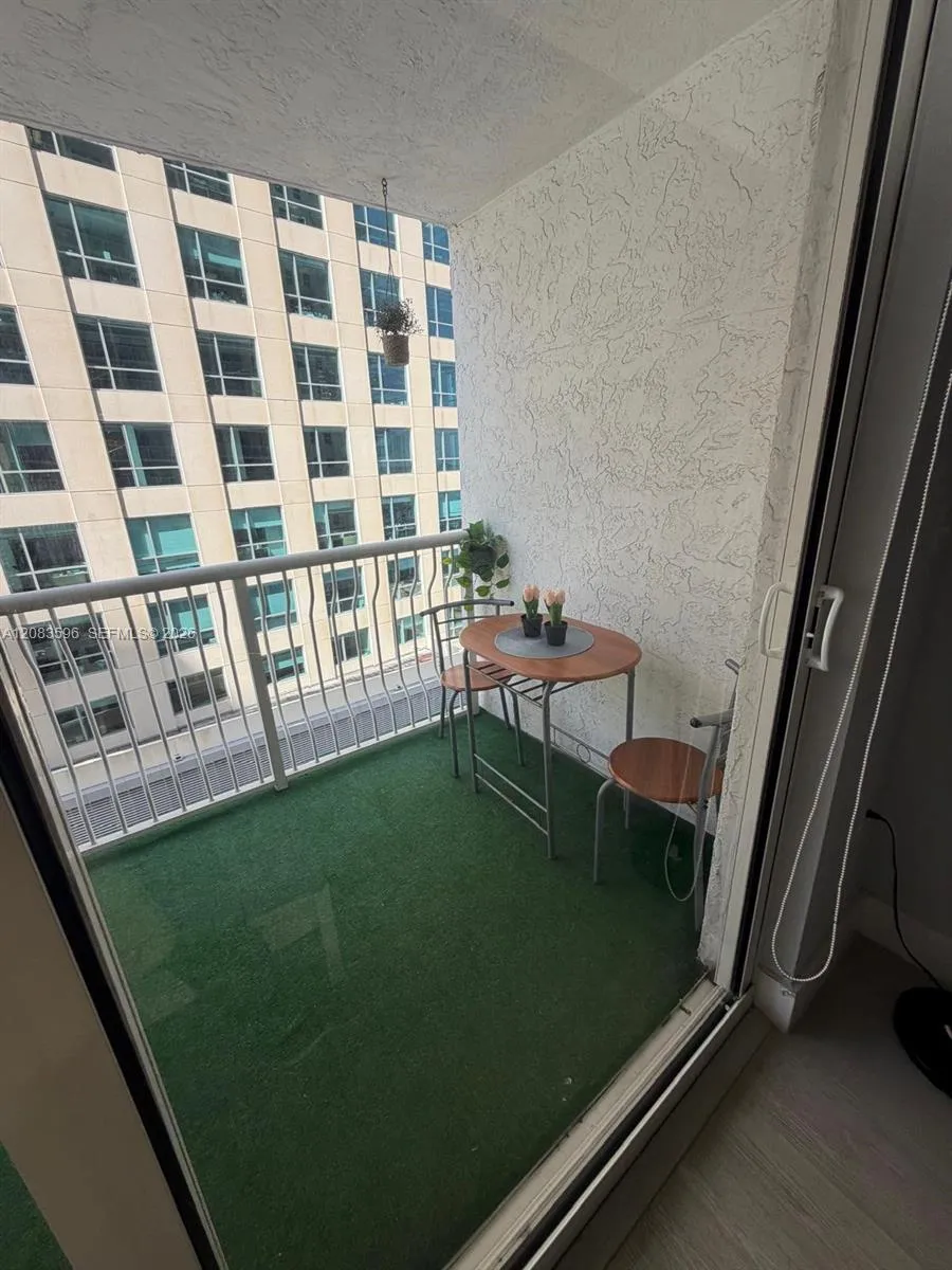 1200 Brickell Bay Dr #1610 Miami, FL 33131