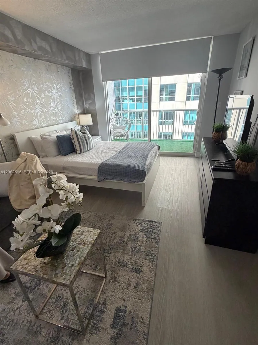 1200 Brickell Bay Dr #1610 Miami, FL 33131