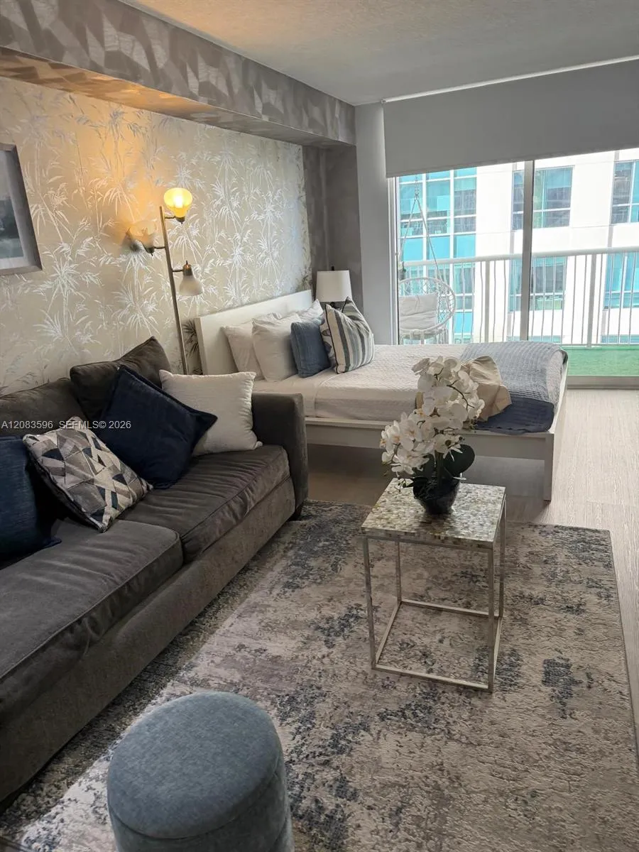 1200 Brickell Bay Dr #1610 Miami, FL 33131