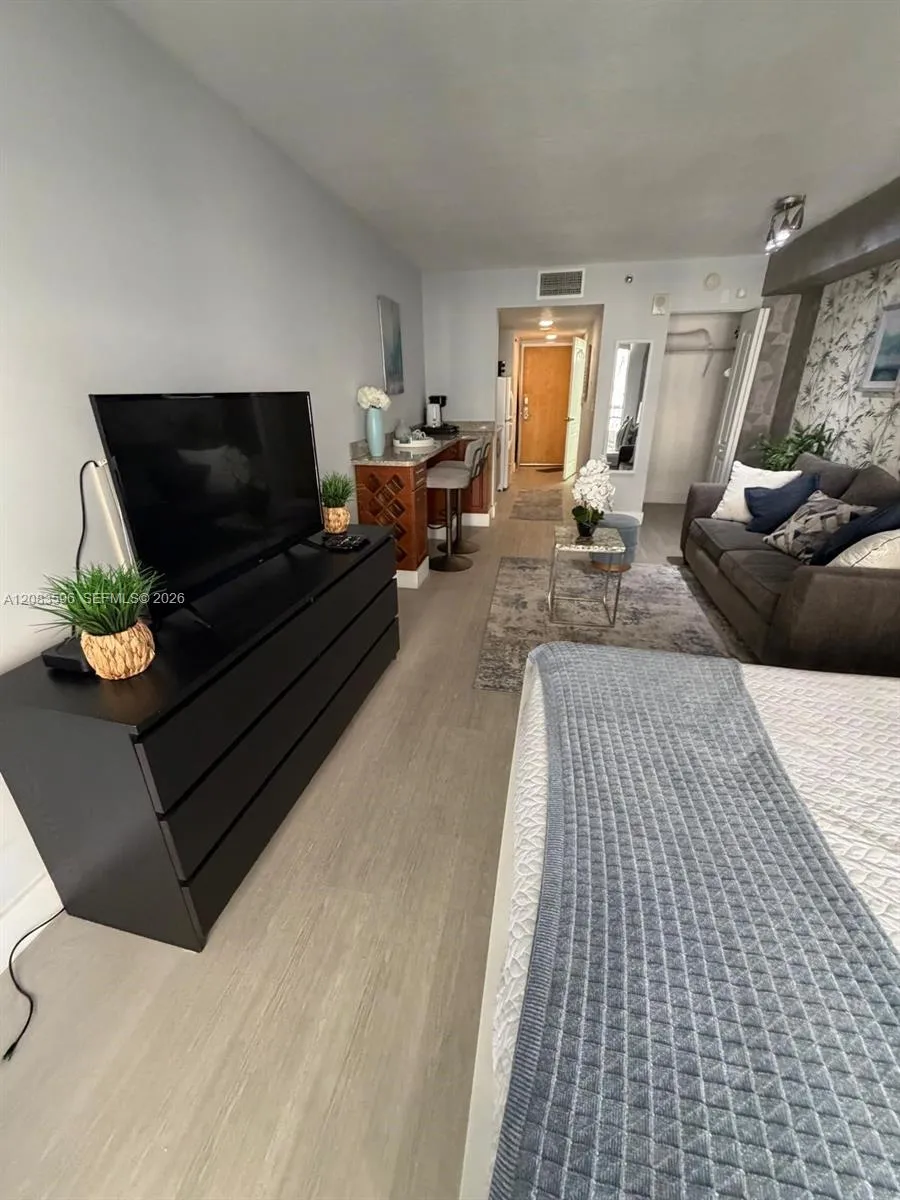 1200 Brickell Bay Dr #1610 Miami, FL 33131