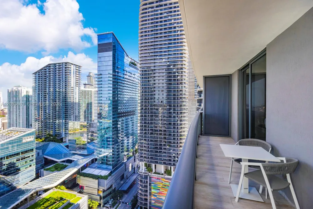 55 SW 9th St #3010 Miami, FL 33130