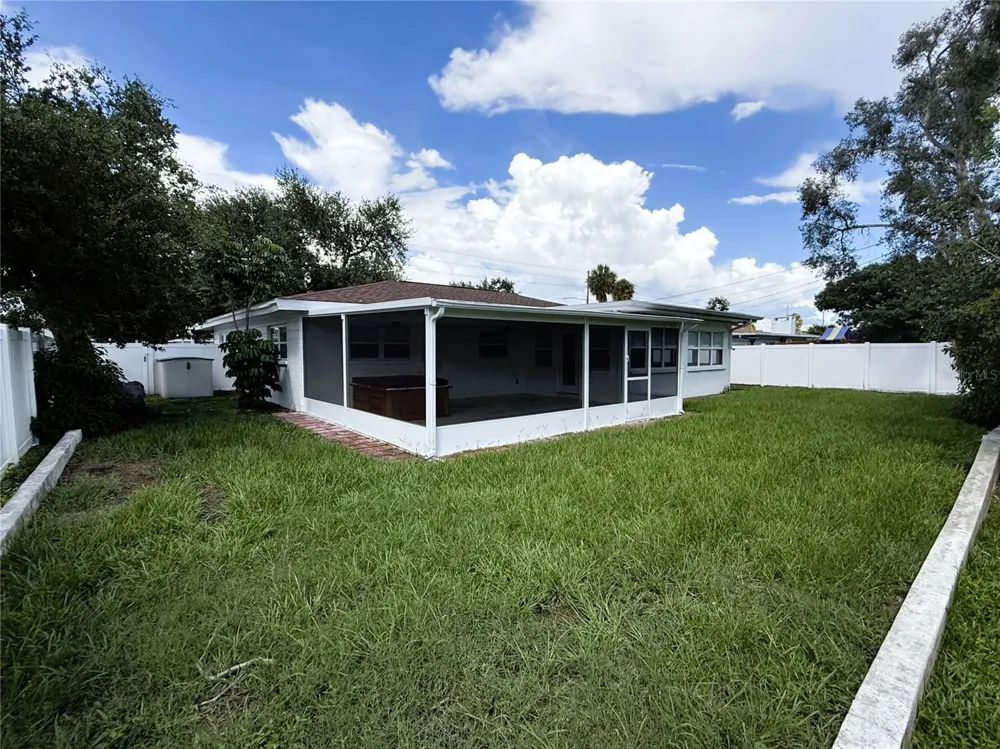1048 40TH AVENUE NE St Petersburg, FL 33703