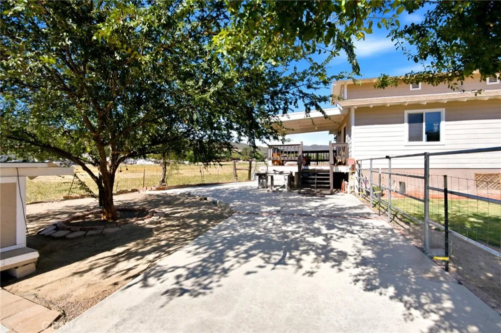 8646 Elizabeth Lake Road Leona Valley, CA 93551