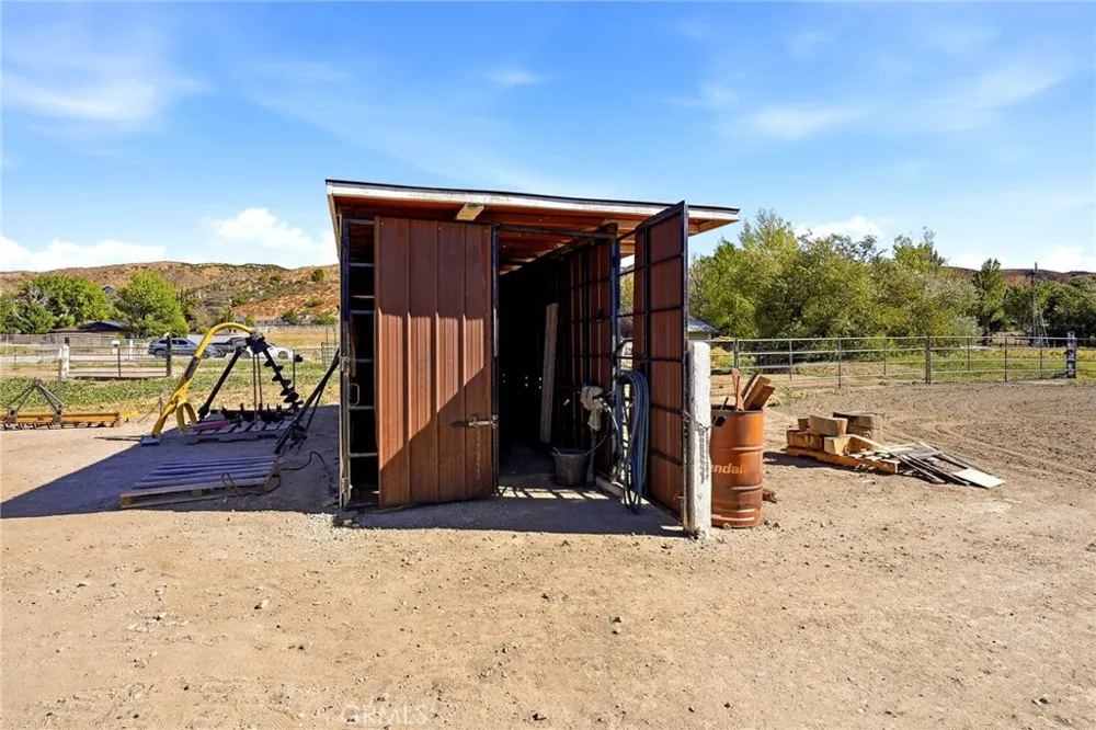 8646 Elizabeth Lake Road Leona Valley, CA 93551