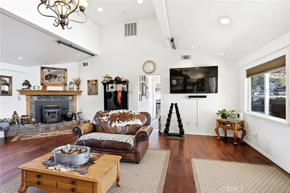 8646 Elizabeth Lake Road Leona Valley, CA 93551
