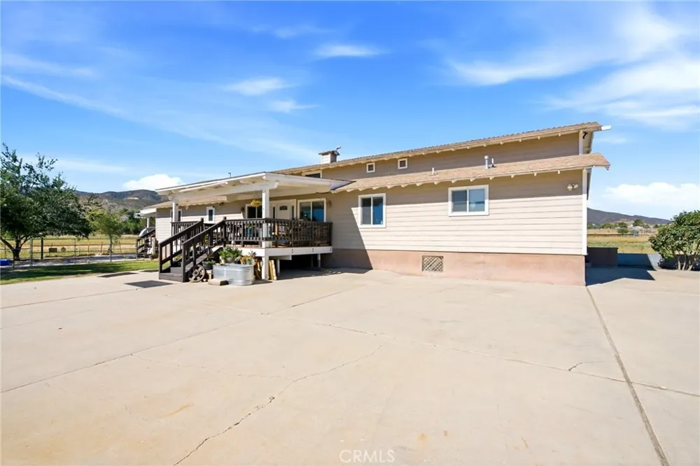 8646 Elizabeth Lake Road Leona Valley, CA 93551