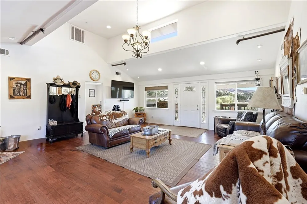 8646 Elizabeth Lake Road Leona Valley, CA 93551