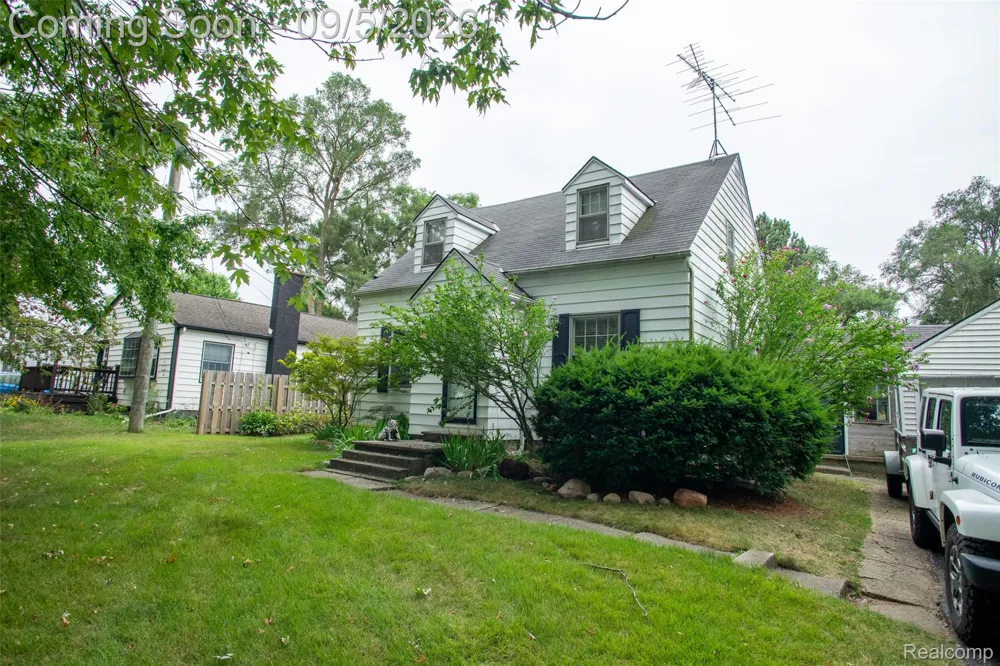 228 Coleman Drive Waterford Charter Township, MI 48328