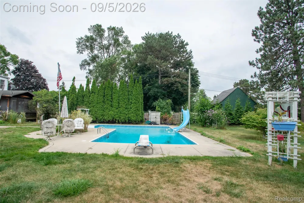 228 Coleman Drive Waterford Charter Township, MI 48328