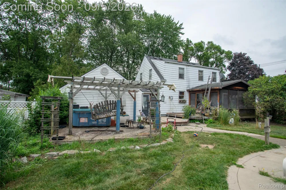 228 Coleman Drive Waterford Charter Township, MI 48328