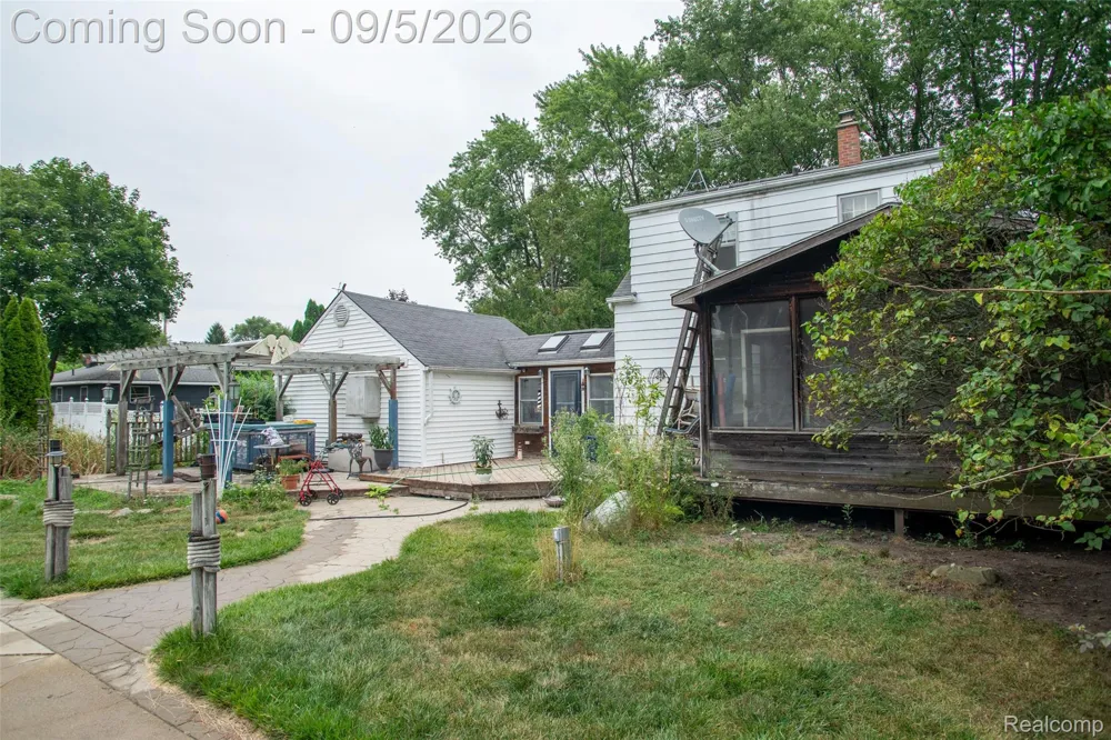 228 Coleman Drive Waterford Charter Township, MI 48328