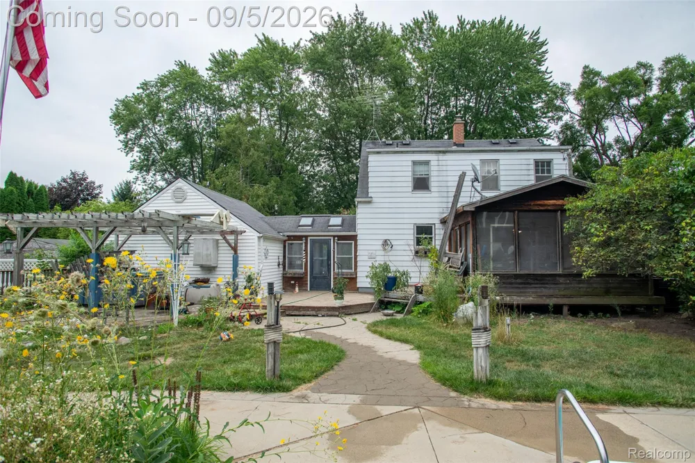 228 Coleman Drive Waterford Charter Township, MI 48328