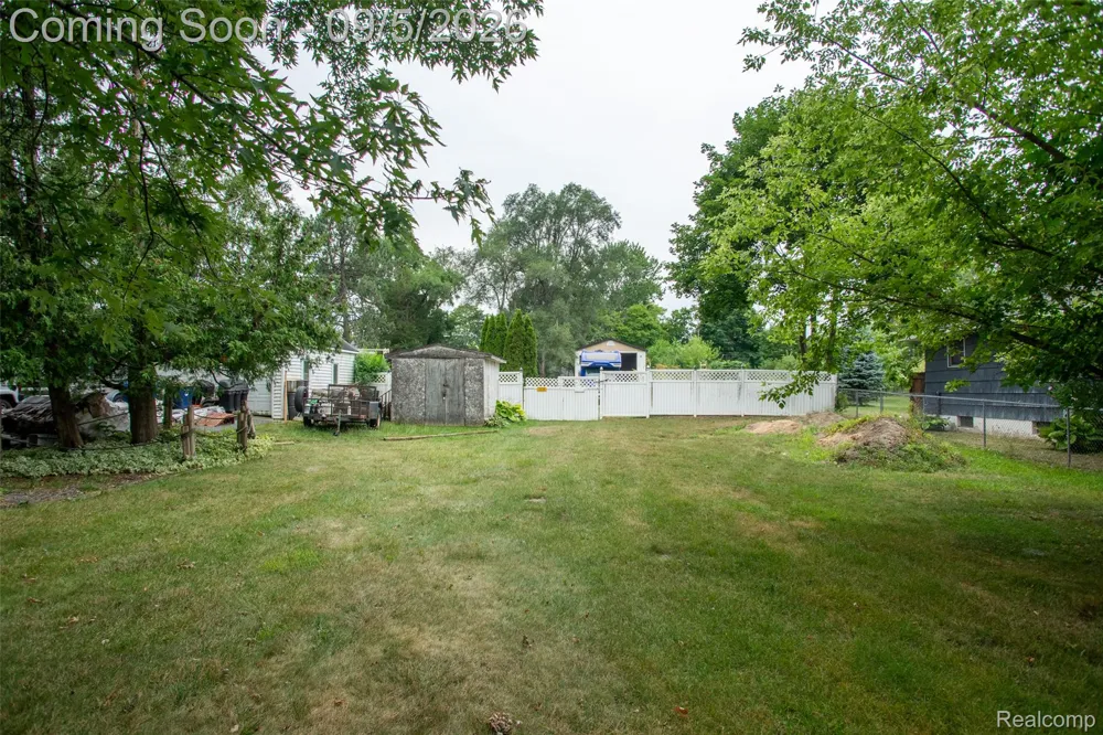 228 Coleman Drive Waterford Charter Township, MI 48328