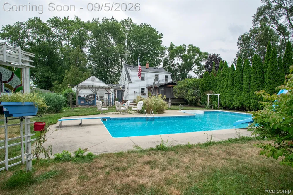 228 Coleman Drive Waterford Charter Township, MI 48328