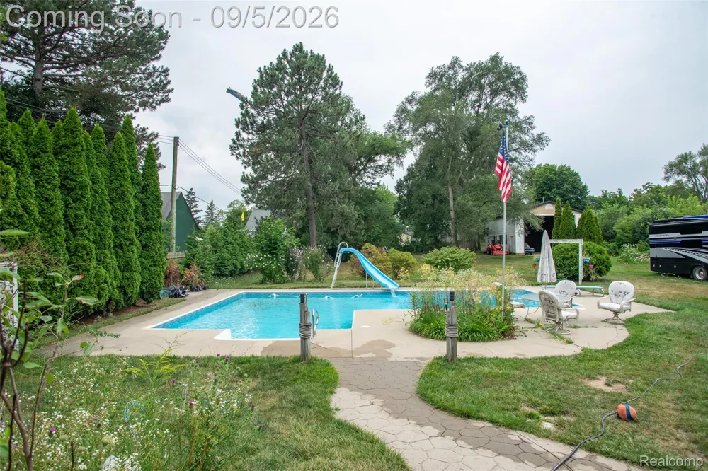 228 Coleman Drive Waterford Charter Township, MI 48328